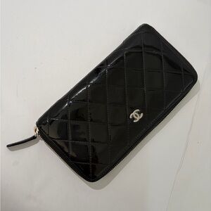 CHANEL Glossy Black Quilted Wallet